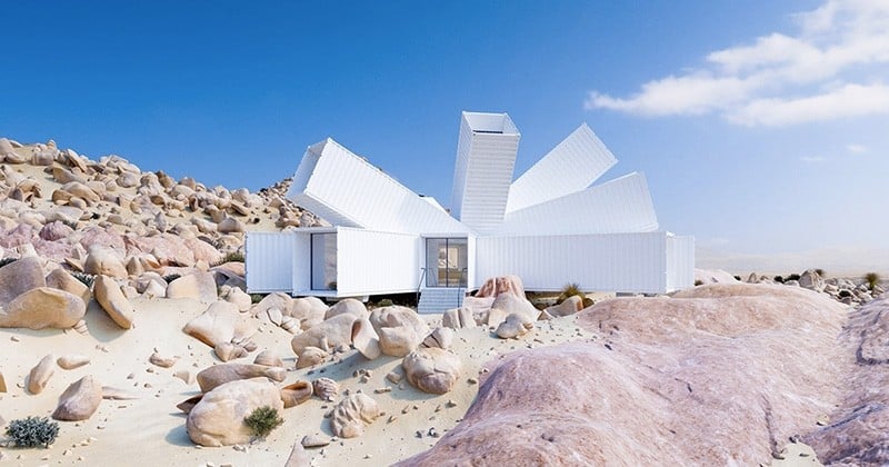 Une maison faite de conteneurs se confond entre les rochers du désert de Joshua Tree en Californie