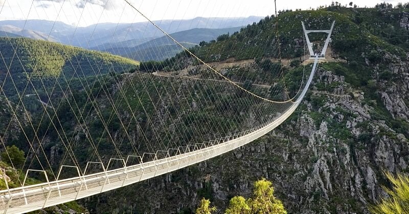 Voici le pont pédestre suspendu le plus long du monde et il se trouve au Portugal