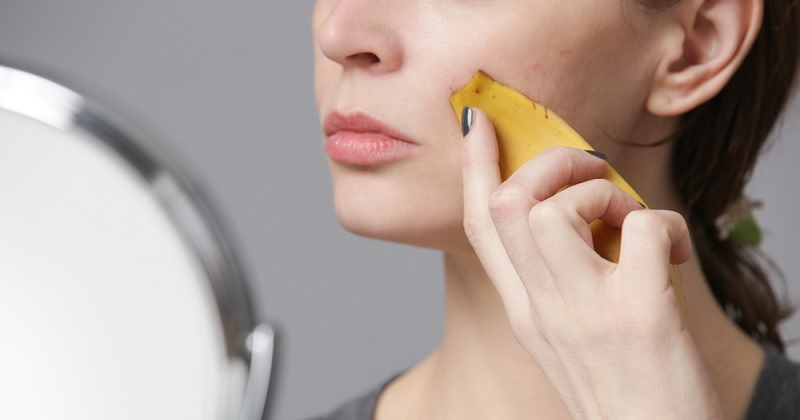 Se frotter le visage avec une peau de banane, une astuce incroyable pour garder une belle peau