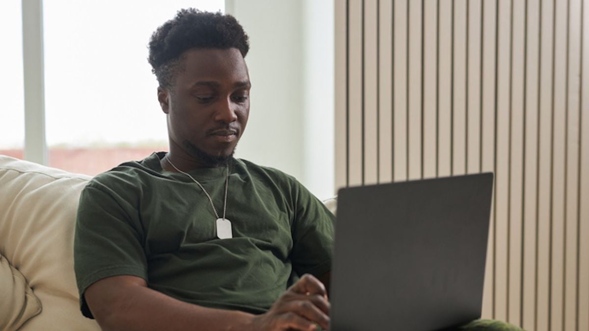 Un «brouteur» révèle la somme folle qu'il gagne chaque mois en arnaquant des gens sur internet