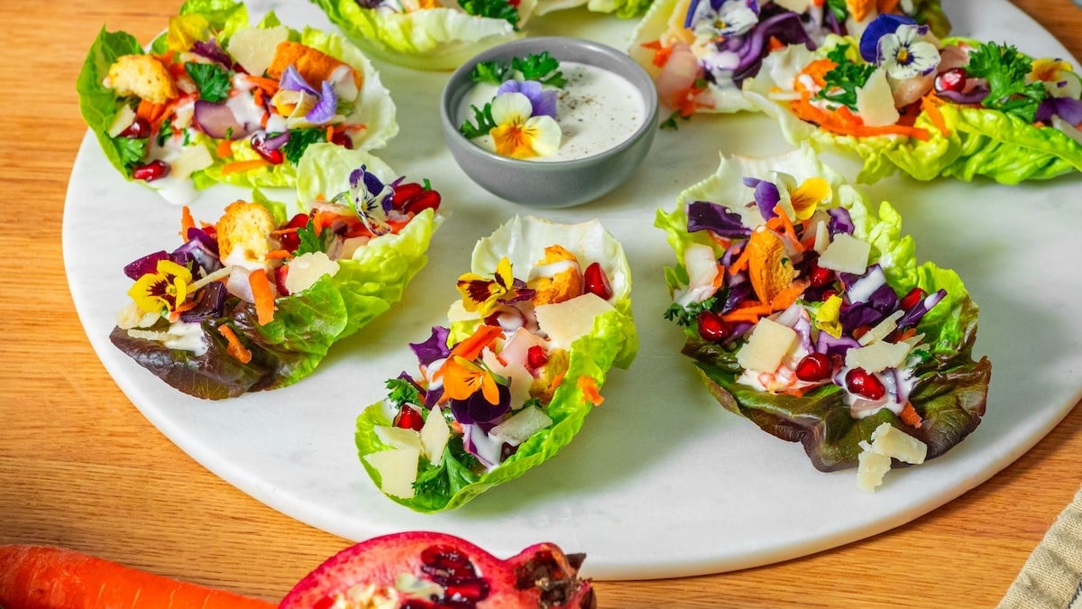 Transformez une simple feuille de sucrine en une délicieuse salade garnie croquante !