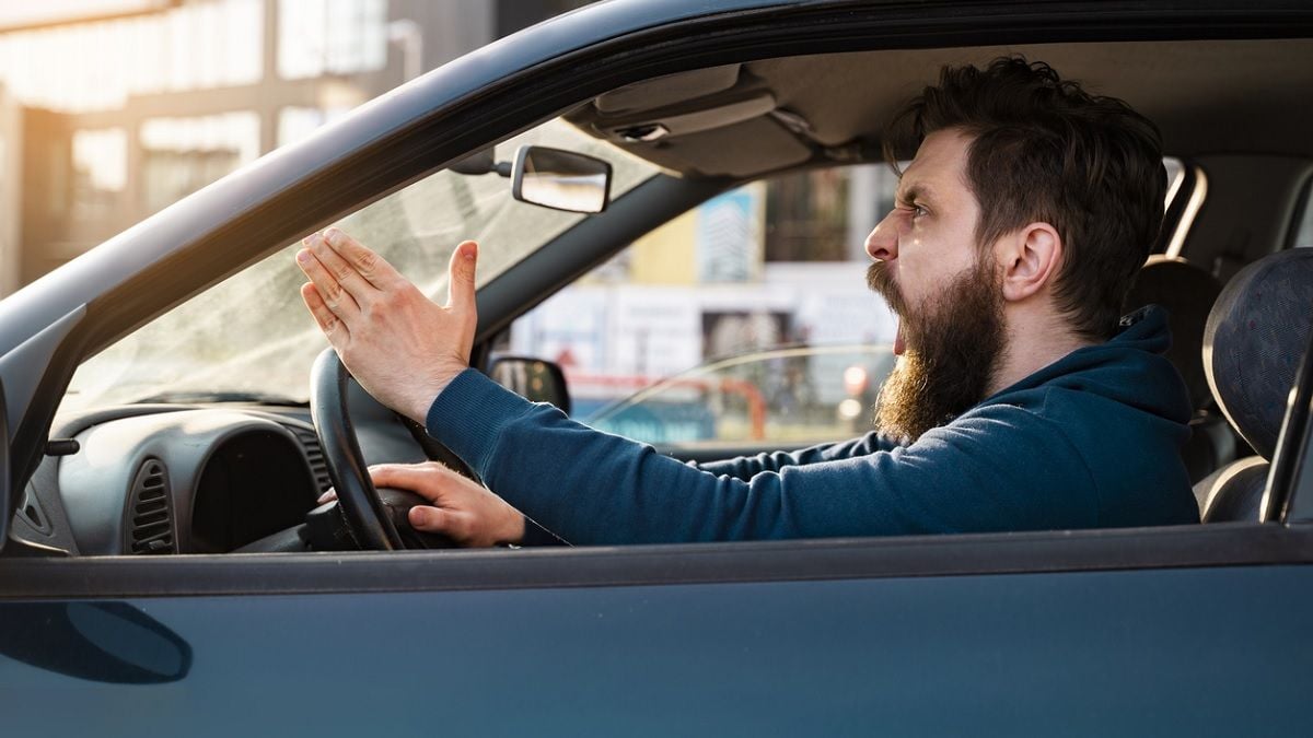Conducteur énervé au volant
