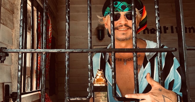 Lors d'un festival, Johnny Depp reçoit son prix derrière les barreaux et provoque ses détracteurs