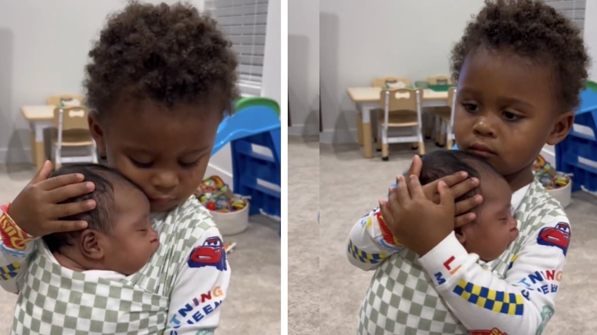 Cette vidéo montrant un enfant de 3 ans bercer sa petite sœur dans un porte-bébé va faire fondre votre cœur