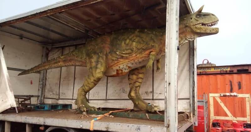Il commande un dinosaure pour son fils, il en reçoit un de six mètres de long à sa plus grande surprise