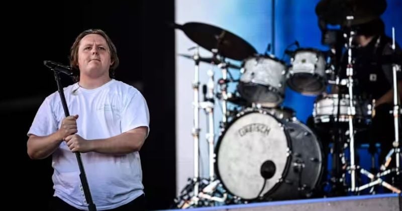 La réaction émouvante du public lorsque Lewis Capaldi interrompt son concert à cause du syndrome de la Tourette