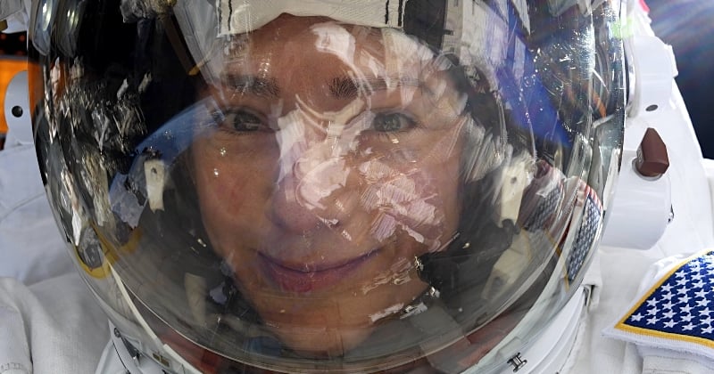 Cette astronaute a réalisé l'un des selfies les plus cool de tous les temps