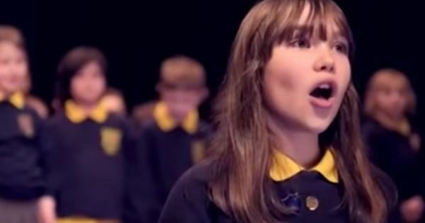 Âgée de 10 ans, cette petite fille atteinte d'autisme va vous faire frissonner avec sa reprise sublime de la chanson « Hallelujah »