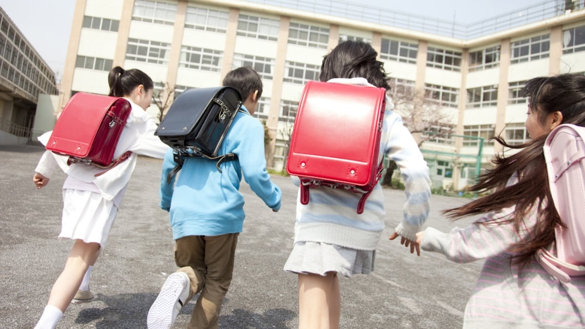 Japon : père de 2 enfants, son fils de 7 ans va tout seul à l'école et il est le seul parent à venir le chercher à la sortie