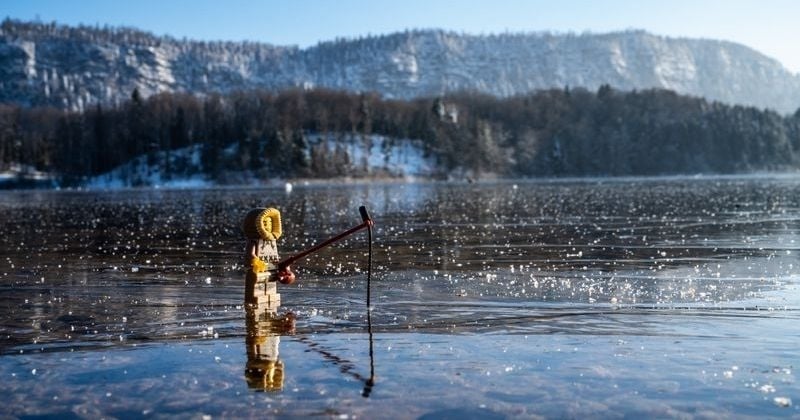 Il met en scène des Lego dans les paysages sublimes du Jura