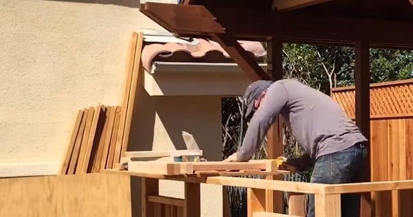 Il offre un voyage à sa femme pour lui construire un vrai petit paradis dans son jardin en son absence... Trop mignon !