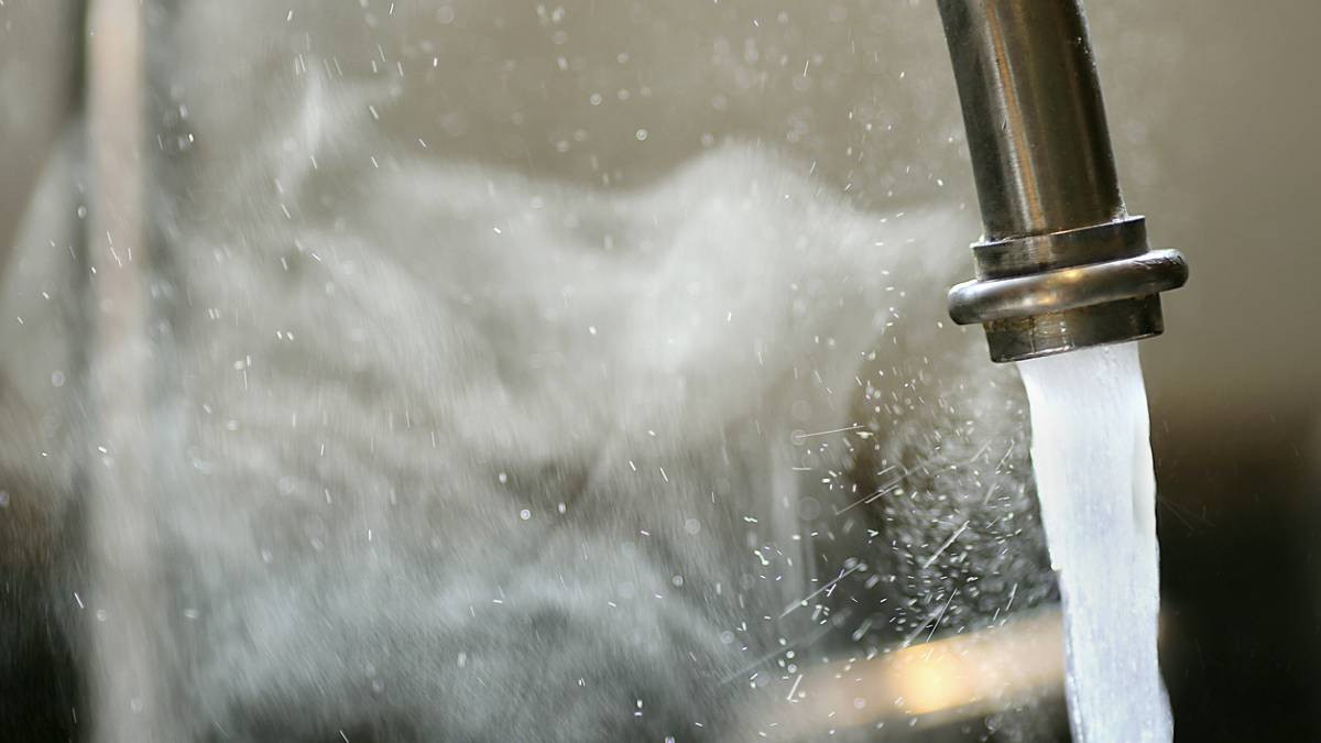 Vous ne devez surtout pas boire ou cuisiner l'eau chaude du robinet