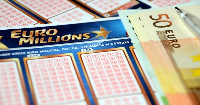 Elle retrouve un billet de Loto oublié au fond de son sac à mains et remporte un million d'euros