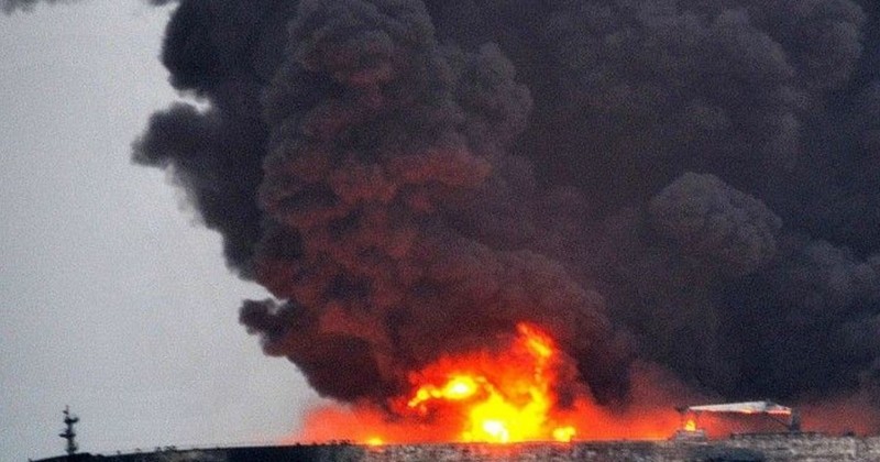 En Chine, un pétrolier enflammé depuis trois jours fait l'effet d'une véritable bombe a retardement écologique, et pourrait donner lieu à un immense désastre environnemental
