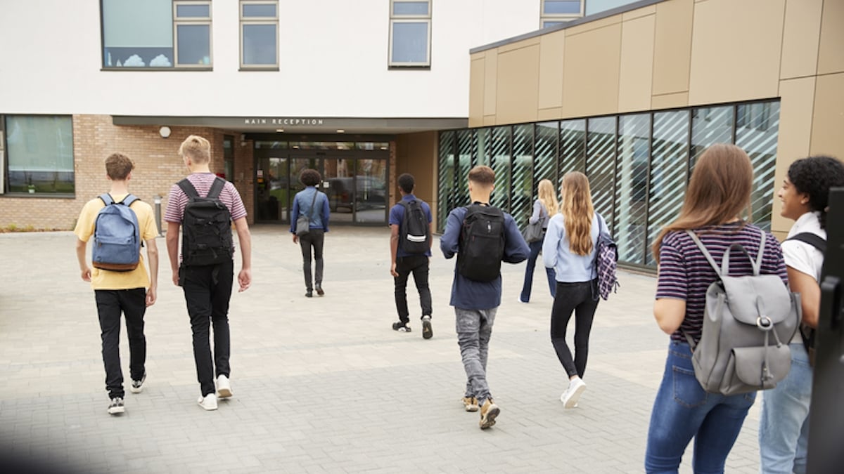 Alors que leurs enfants n'ont plus de prof de français depuis deux mois, ces parents décident d'employer les grands moyens 