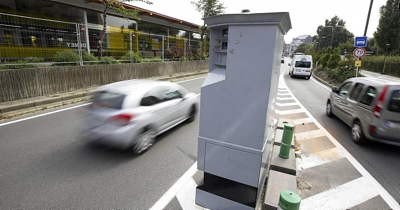 passeren met 306 km/u, de bestuurder rijdt te snel voor de radar en maakt zich geen zorgen over eerlijkheid