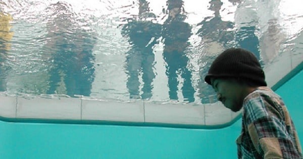 Découvrez la piscine... qui ne mouille pas ! Vous allez vous y reprendre à deux fois...