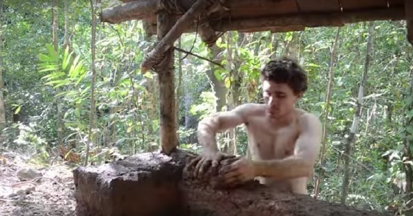 Cet homme construit une maison dans la jungle, sans aucun outil ni objet pour l'aider. Regardez ce qu'il arrive à faire !