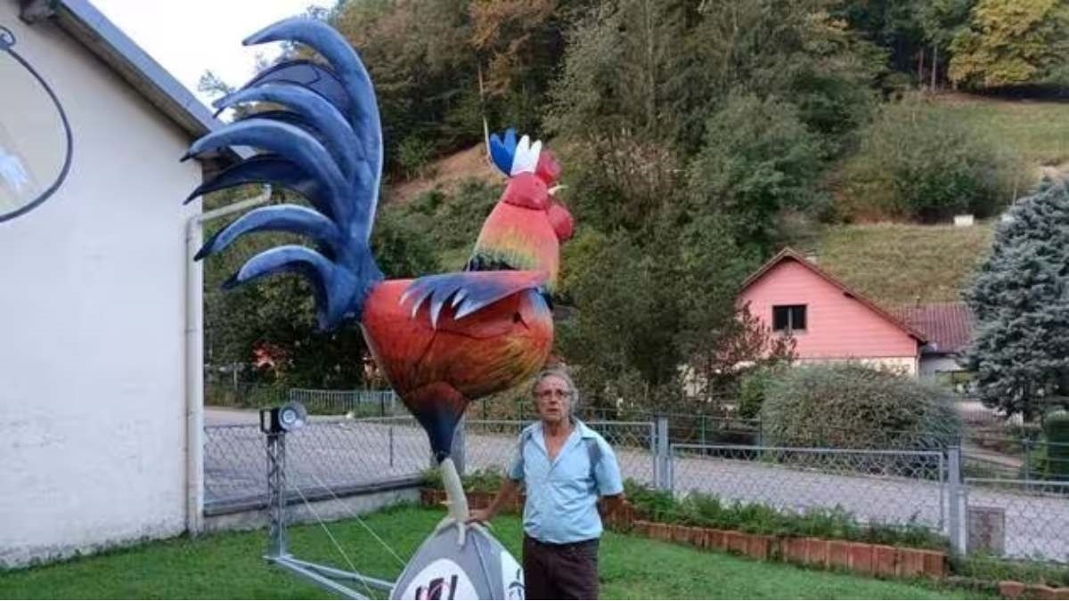 Ce passionné de rugby a fabriqué un coq géant qui danse et chante la Marseillaise 