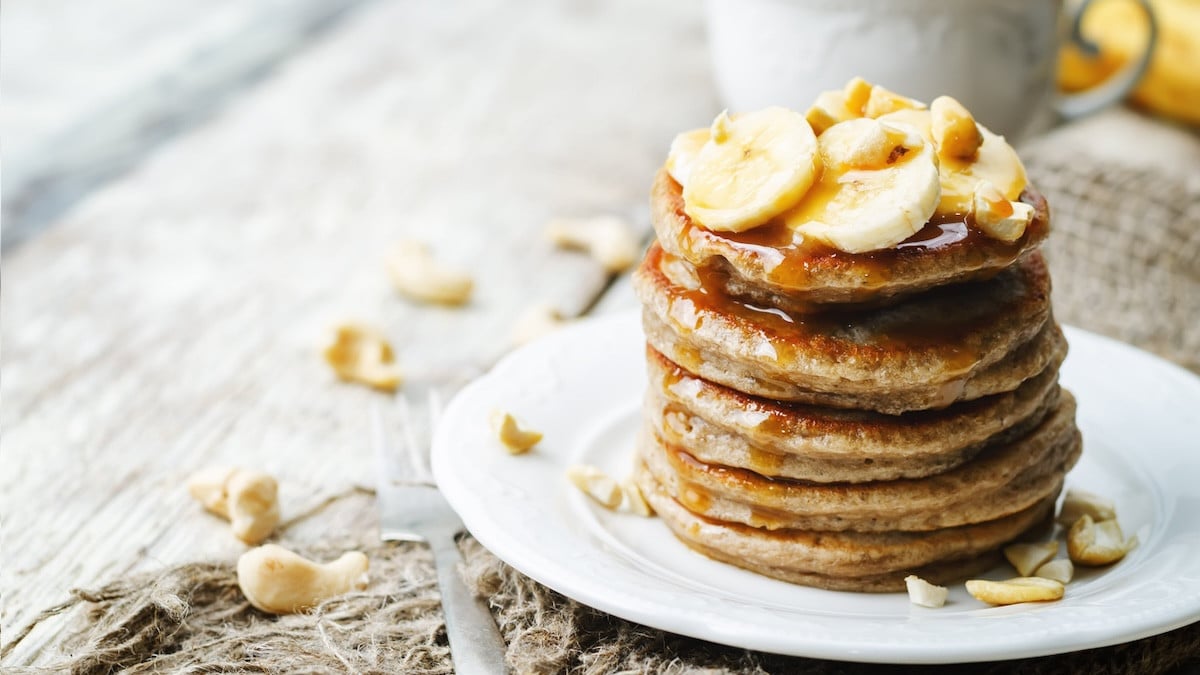 Pancakes moelleux à la banane sans sucre ajouté : la recette healthy prête en moins de 10 minutes