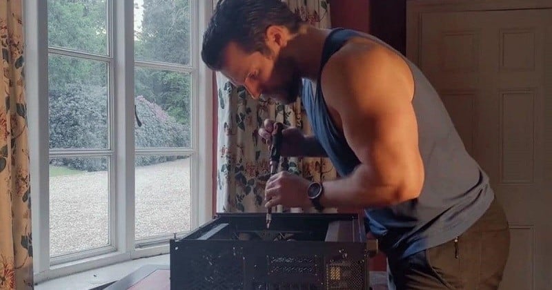 Superman / The Witcher : Henry Cavill se filme en train de monter un PC gamer