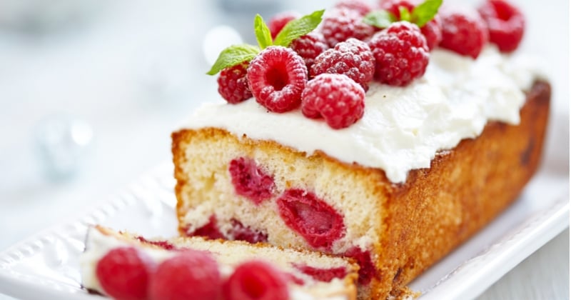 En pleine saison des fruits d'été, préparez un délicieux cake aux framboises !