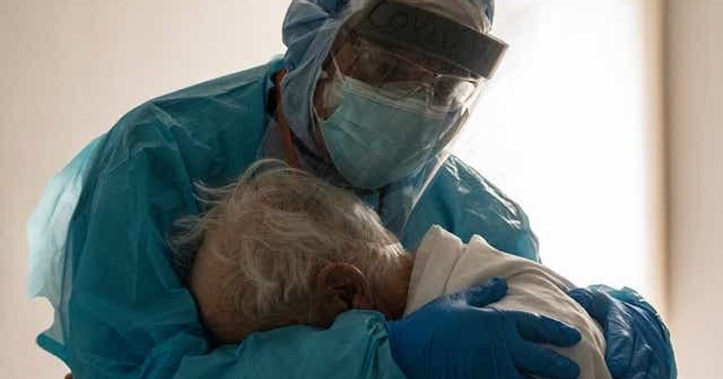 Cette photo poignante d'un médecin enlaçant un patient âgé atteint du Covid-19 devient virale