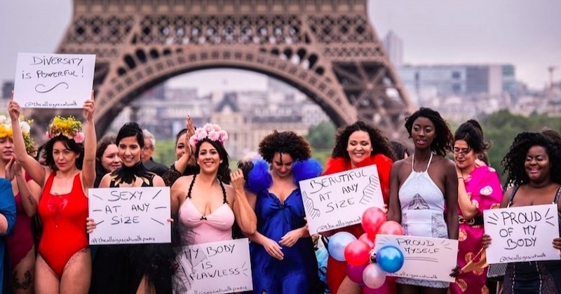 Pour dénoncer les diktats de la mode, ces femmes rondes défilent en tenue légère au Trocadéro