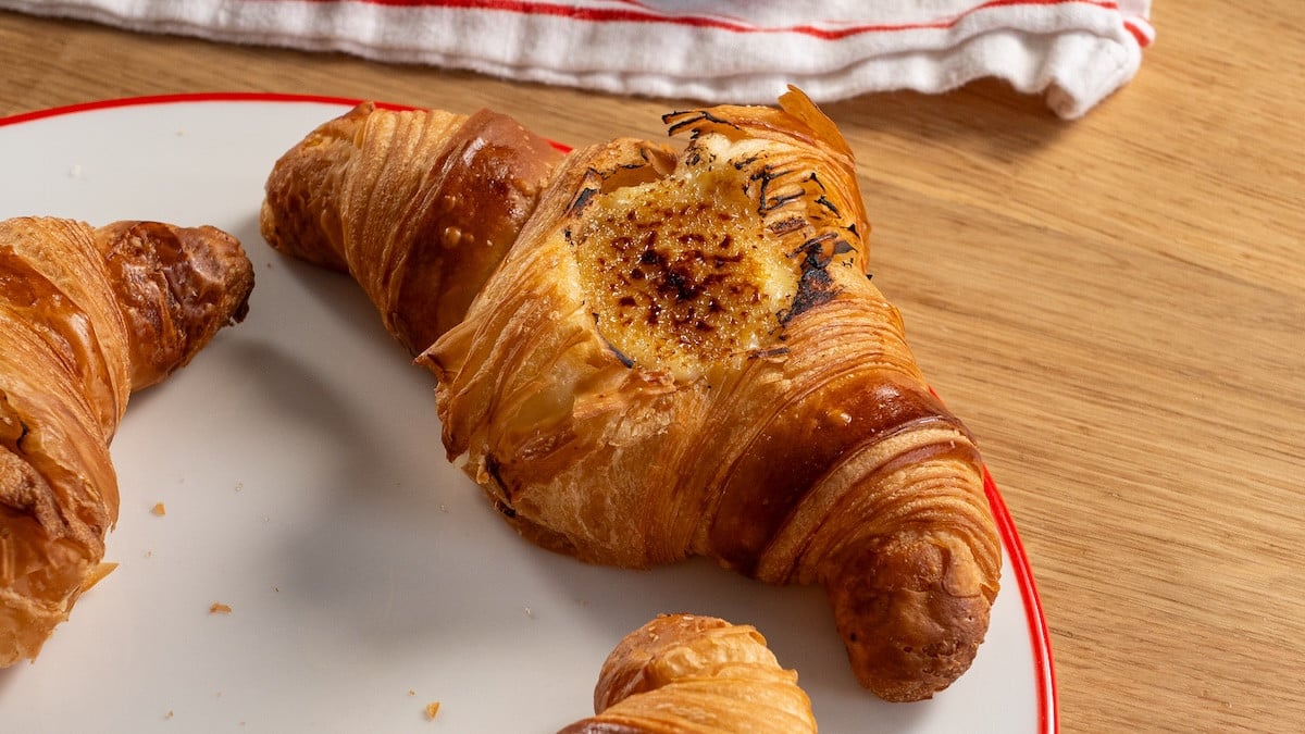 Croissant ou crème brûlée ? Cette recette originale est parfaite pour impressionner vos convives !