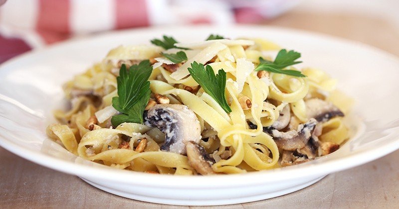 Pour un repas rapide et savoureux, testez les tagliatelles à la sauce aux champignons, au parmesan et à la crème légère Condé-sur-Vire !