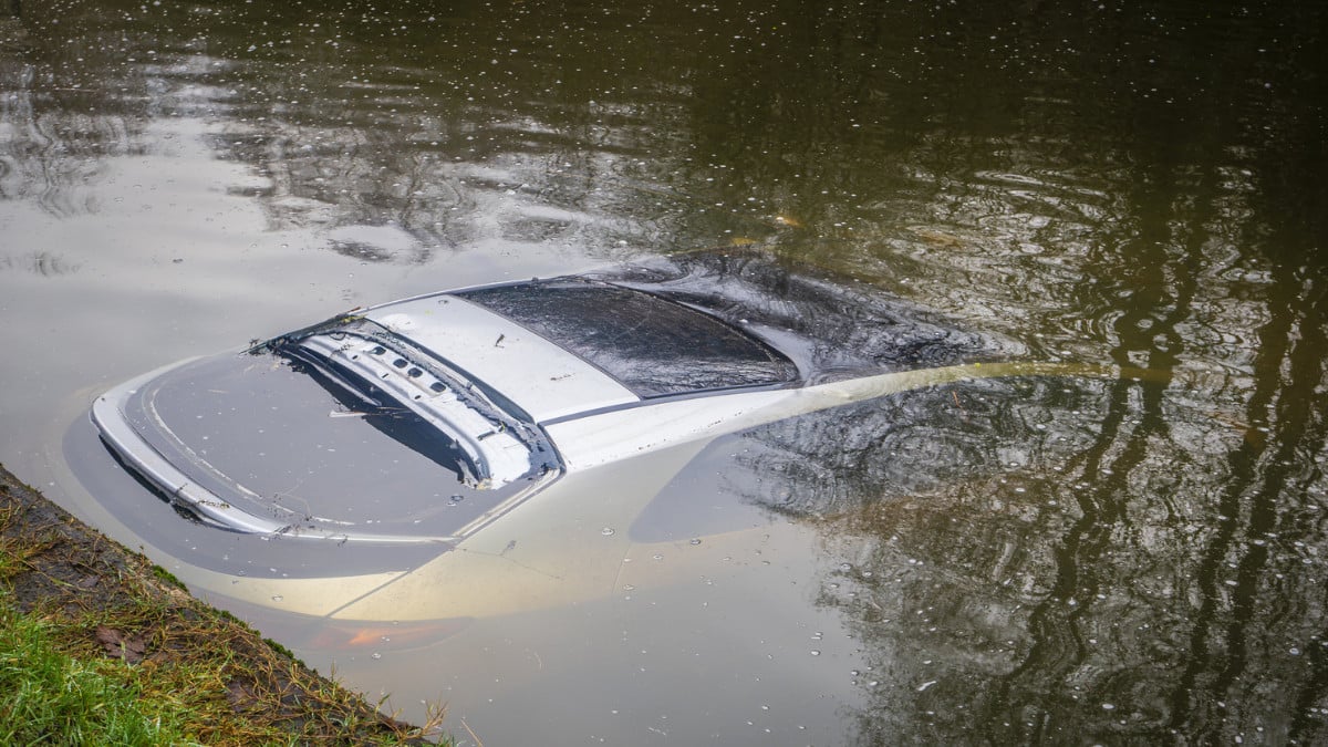 Sa voiture sort de la route et termine sa course dans l'eau, il meurt après être resté coincé dans l'habitacle inondé