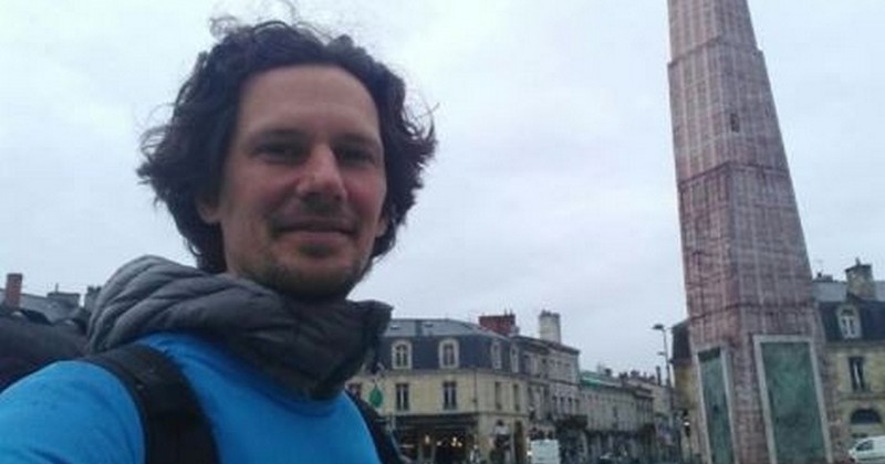 Son fils guéri d'une leucémie, cet homme marche jusqu'à Saint-Jacques-de-Compostelle pour récolter des fonds afin d'aider les enfants malades du cancer