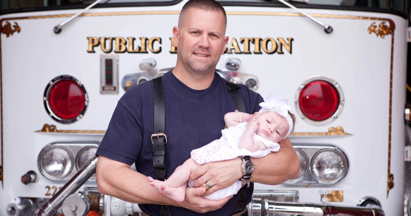 Ce pompier sauve une petite fille et l'adopte en apprenant que sa mère ne voulait pas la garder