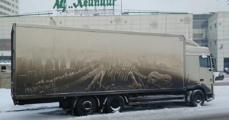 Un artiste russe utilise la crasse et la poussière des voitures pour réaliser des fresques splendides