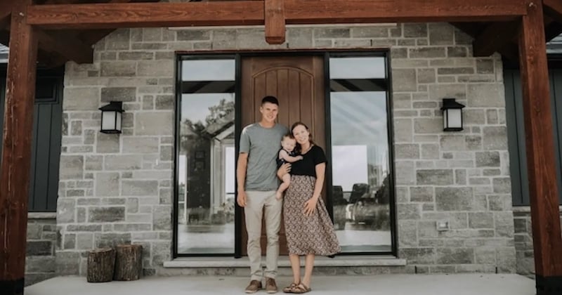 Un couple construit une maison solaire hors réseau pour 300 000 dollars sur une piste de course abandonnée 