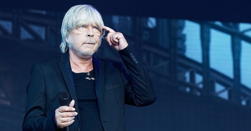 « Je n’ai plus envie de chanter » : agacé par les portables qui filment, Renaud interrompt son concert à Lille