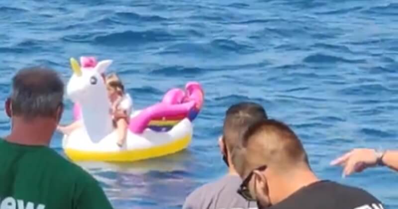 Emportée par le courant sur sa bouée licorne, une fillette de 5 ans sauvée par l'équipage d'un ferry	