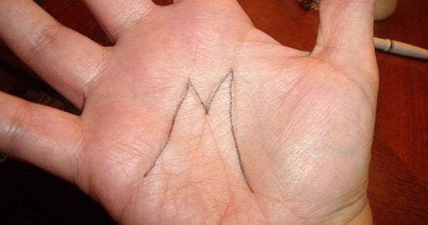 Le « M » au creux de votre paume, quelle signification a-t-il ? Sachez que cette marque vous prédestine à être... quelqu'un de vraiment « à part » !