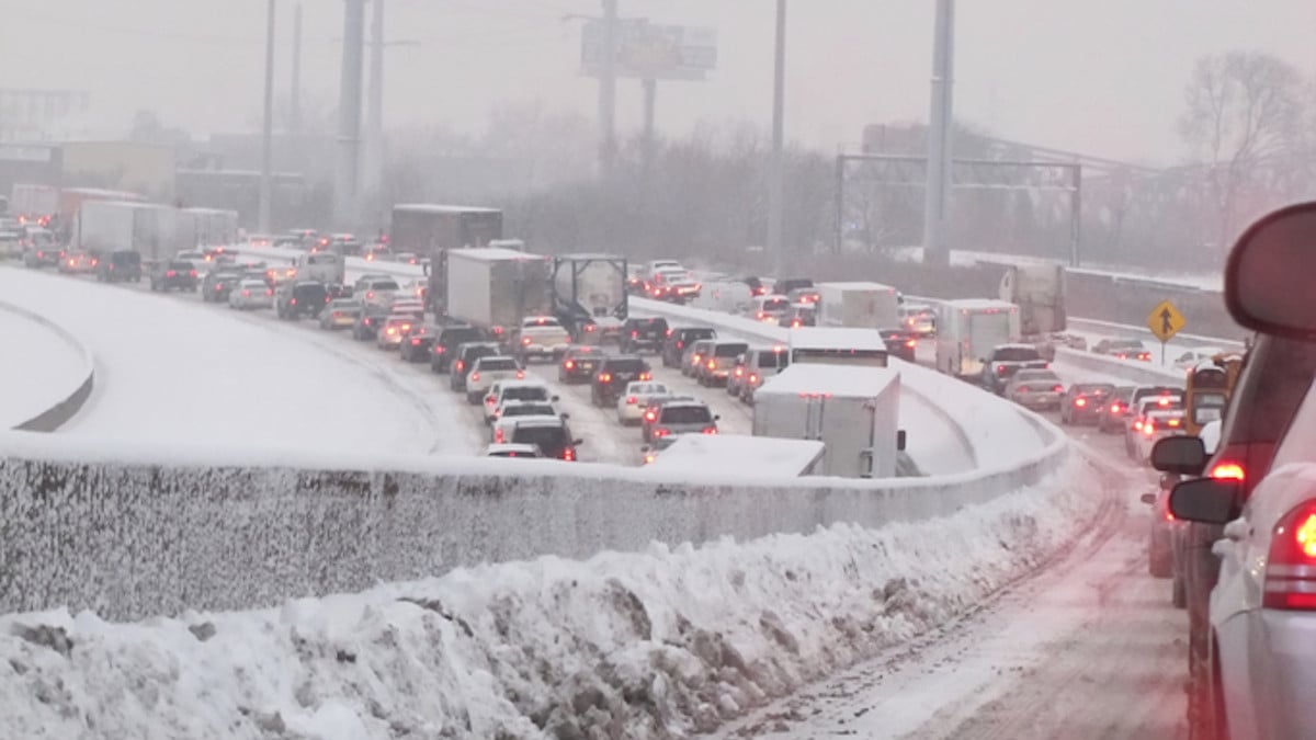 Bloqués par la neige, 800 automobilistes ont dû passer la nuit dans des gymnases en Savoie