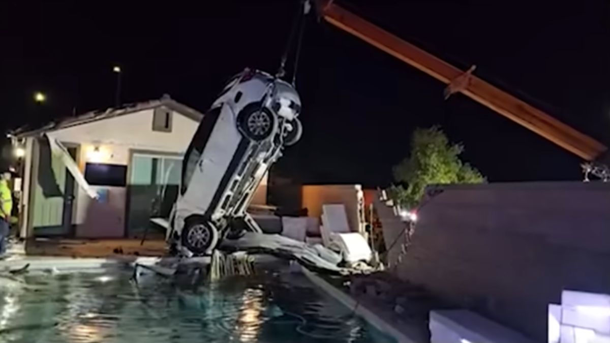 En excès de vitesse, elle fonce dans un mur avec sa voiture et atterrit... dans la piscine d'une villa 