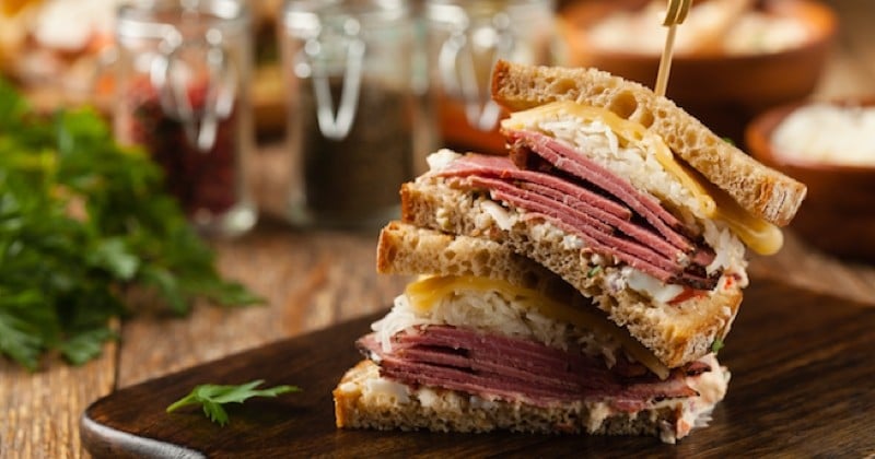 Préparez le sandwich Reuben, idéal pour les grosses faims !