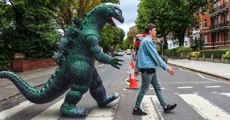 Il parcourt le monde avec sa figurine de dinosaure et réalise des photos géniales