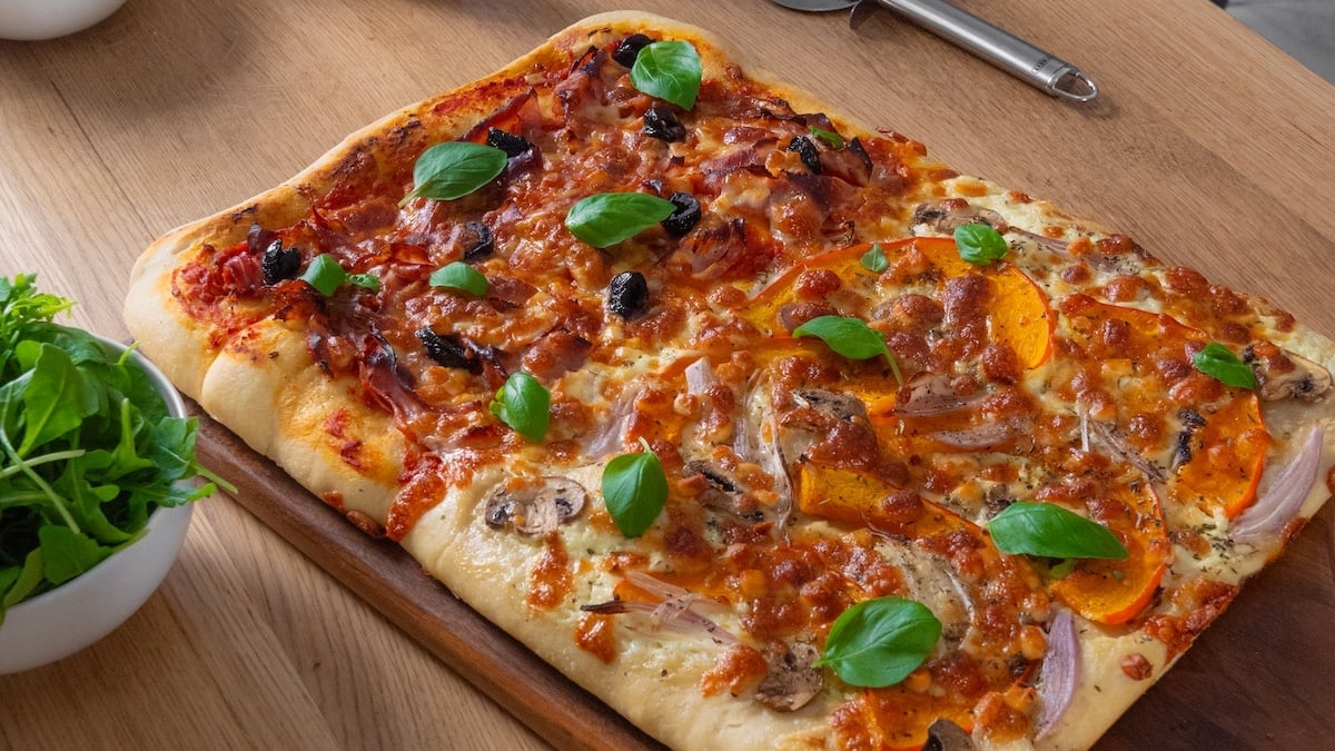 Cette pizza al taglio aux deux saveurs gourmandes mettra toute la famille d'accord !