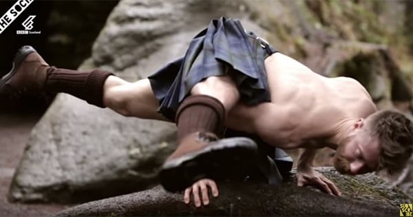 Ces deux hommes en kilt, pratiquant du yoga en pleine forêt, sont devenus des vraies stars du net et affolent la Toile... Ce qu'on dit sur le kilt est vrai ? Découvrez la vidéo !