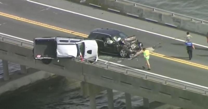 Il saute d'un pont pour sauver une enfant qui a été éjectée dans l'eau suite à un accident de voiture 