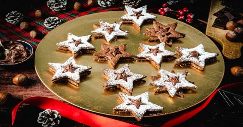 Sablés de Noël au chocolat et aux noisettes, avec un coeur en pâte à tartiner, un délice à partager ! 