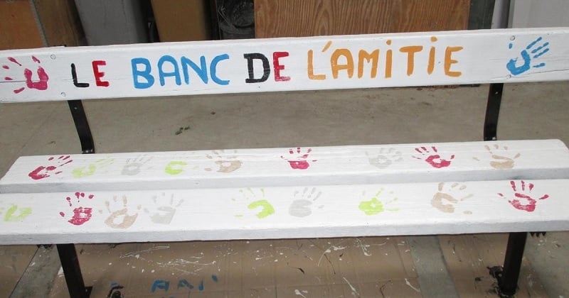 Des « bancs de l'amitié » sont installés dans les cours de récré françaises pour les enfants timides