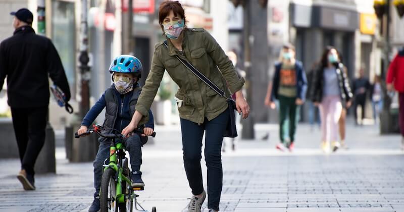 À Paris, le masque est obligatoire dans toutes les rues de la capitale sauf pour les cyclistes et joggeurs 