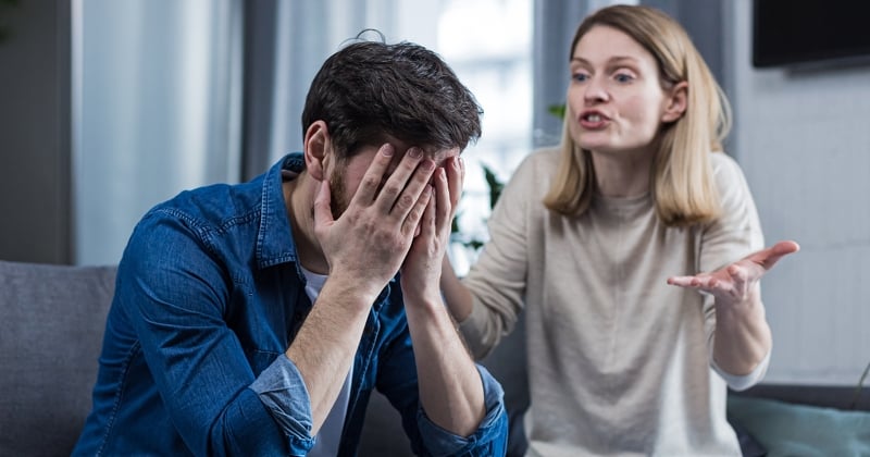 Humiliée par sa belle-mère, elle décide de quitter leurs vacances en famille et son mari réagit de la pire des façons