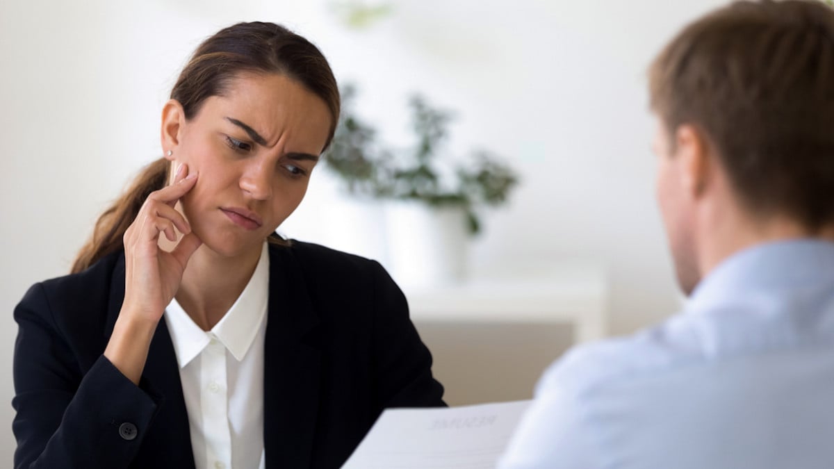 Une RH en train d'examiner le CV d'un candidat 